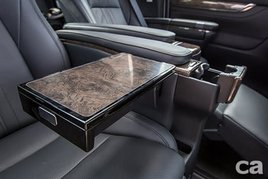 獨立坐姿、座椅空調控制系統、折疊餐桌與門簾，皆是Alphard專為第二排VIP準備的專屬配備。