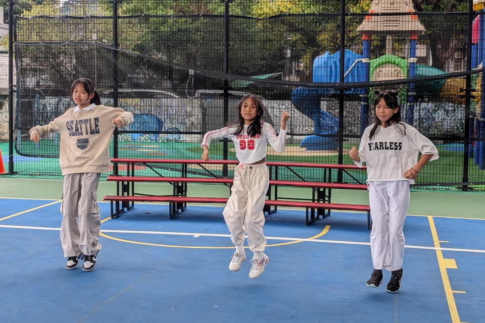 雨聲國小歲末活動，四年級學生表演街舞