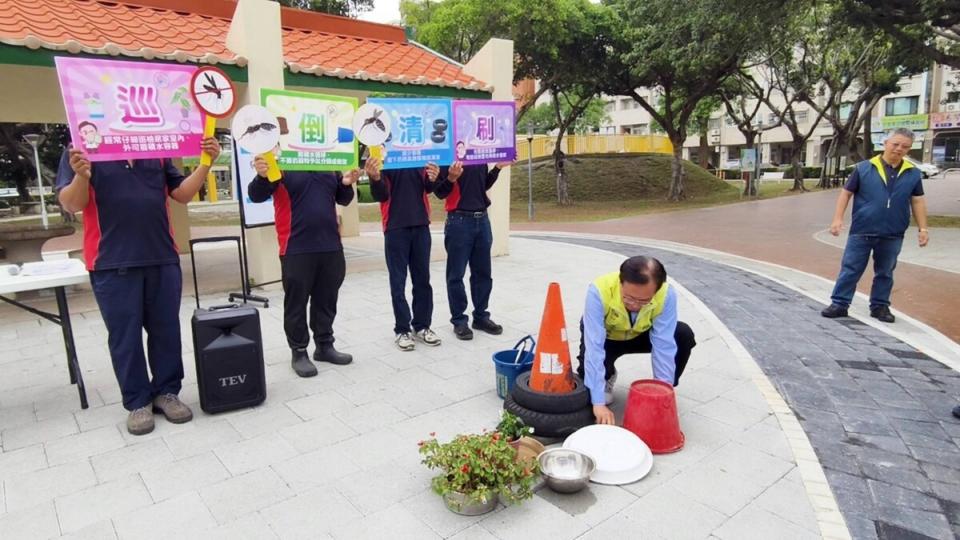 ▲彰化市長林世賢示範如何清理各種容器，消滅病媒蚊清除孳生源。（記者林明佑攝）