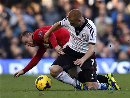 Manchester United's Wayne Rooney (L) is challenged by Fulham's Steve Sidwell during their English Premier League soccer match at Craven Cottage in London November 2, 2013. REUTERS/Stefan Wermuth