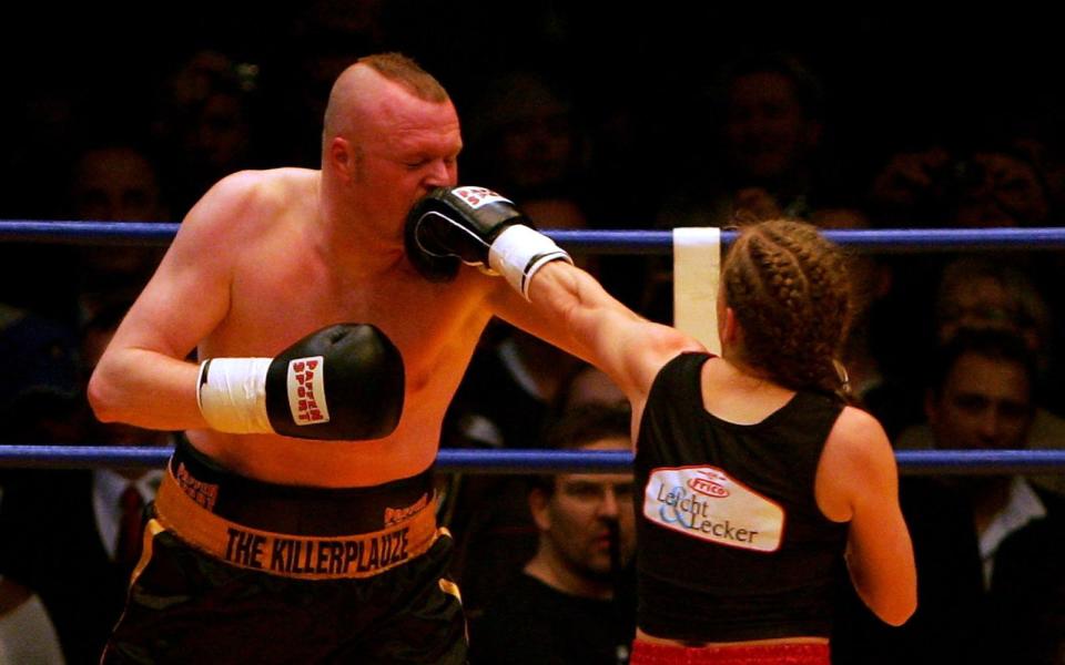 Zum letzten Mal stieg die heute 47-Jährige 2007 gegen Raab in den Ring. Im selben Jahr beendete sie ihre Profikarriere. (Bild: 2007 Getty Images/Lars Baron)