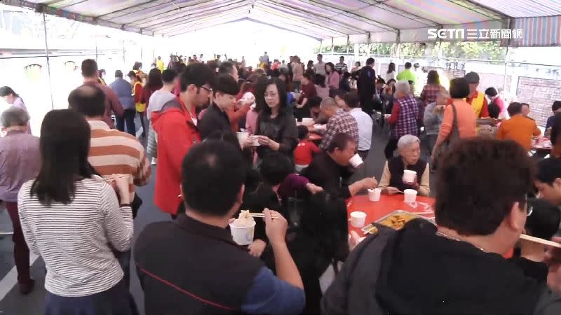 南投竹山克明宮今年的「平安餐」照常舉辦。