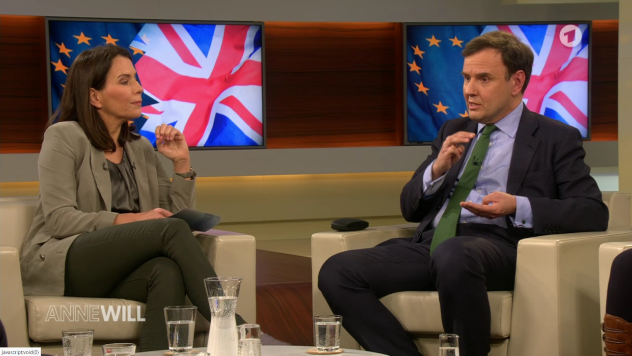 Anne Will und Greg Hands diskutieren über den Brexit. Laut dem “Leave”-Befürworter muss sich die EU weiter auf London zubewegen. Foto: Screenshot / ARD