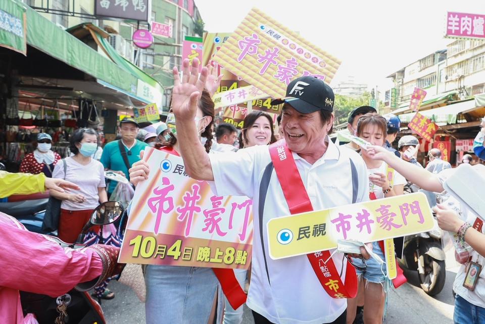 雷洪帶著演員進到市場。（圖／民視）