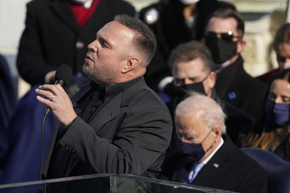 Garth Brooks canta "Amazing Grace" durante la ceremonia de investidura del presidente Joe Biden, frente al Capitolio en Washington, el miércoles 20 de enero del 2021. (AP Foto/Andrew Harnik)