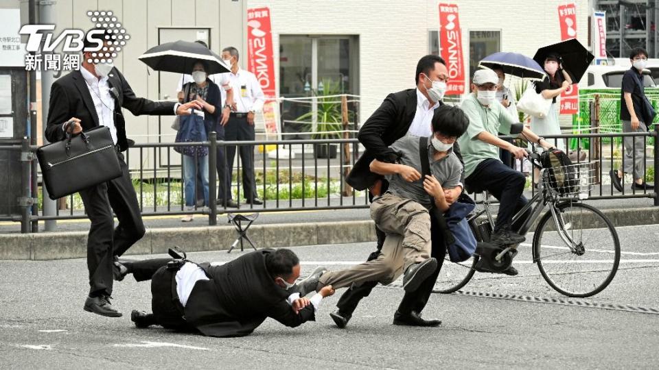 山上徹也認為母親迷信與安倍有關的宗教團體，因此動了殺機。（圖／達志影像歐新社）