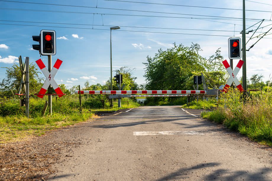 Geschlossene Schranke vor Bahnübergang