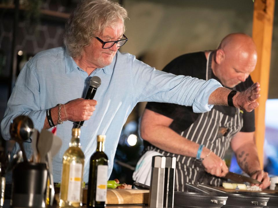 James May and Tom Kerridge mystory cooking bag   at Tom Kerridges pub in the park HIGGINSON PARK, MARLOW