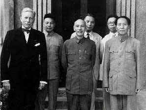 國共代表蔣中正（中）與毛澤東（右）舉行重慶會談（翻攝維基百科）