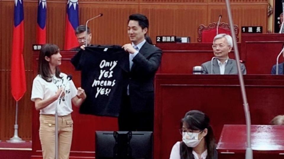 許淑華送蔣萬安T-shirt（圖／翻攝畫面）