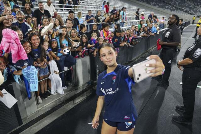 The Coolest New Way Athletes Connect With Fans: 'Selfie Assists'