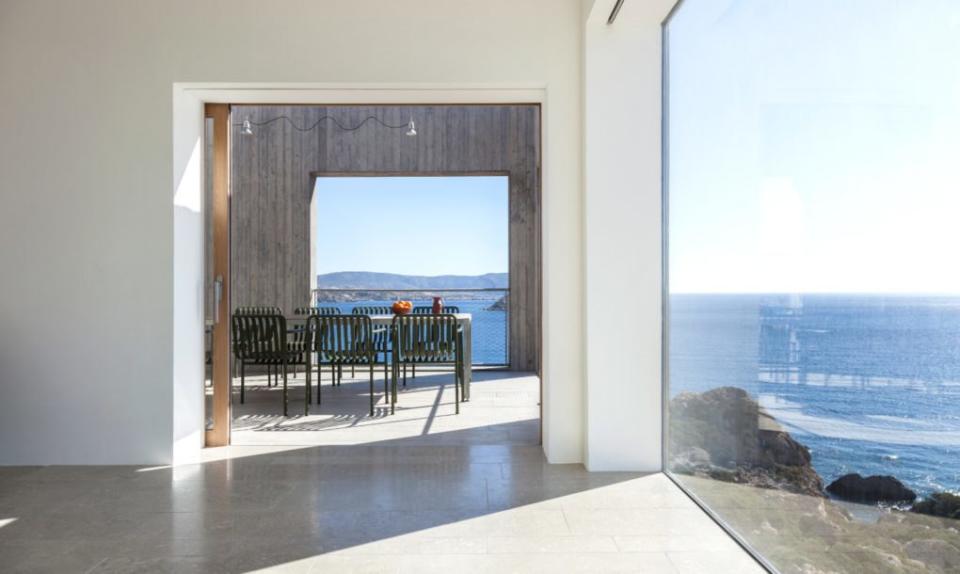 <p>Desde cualquier lugar de la casa se pueden apreciar unas vistas espectaculares.<br>Foto: Yiorgos Kordakis, Åke E:son Lindman/<a rel="nofollow noopener" href="http://www.ooakarchitects.com/" target="_blank" data-ylk="slk:OOAK Architects;elm:context_link;itc:0;sec:content-canvas" class="link ">OOAK Architects</a> </p>