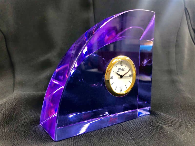  賀吉普致贈柯文哲捷克水晶第一品牌的錶，有期待下次再相見的意義。（圖／北市府提供）