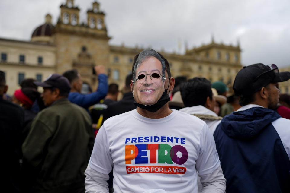 Un hombre con una careta del nuevo presidente Gustavo Petro llega para asistir a su toma de posesión presidencial en la plaza de Bolívar en Bogotá, Colombia, el domingo 7 de agosto de 2022. (AP Foto/Ariana Cubillos)