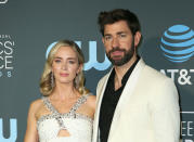 <p>Emily Blunt no se llevó ningún premio, pero sí formó junto a su marido John Krasinski una de las parejas más adorables de la gala. Así posaron en la alfombra azul. (Foto: Danny Moloshok / Reuters). </p>