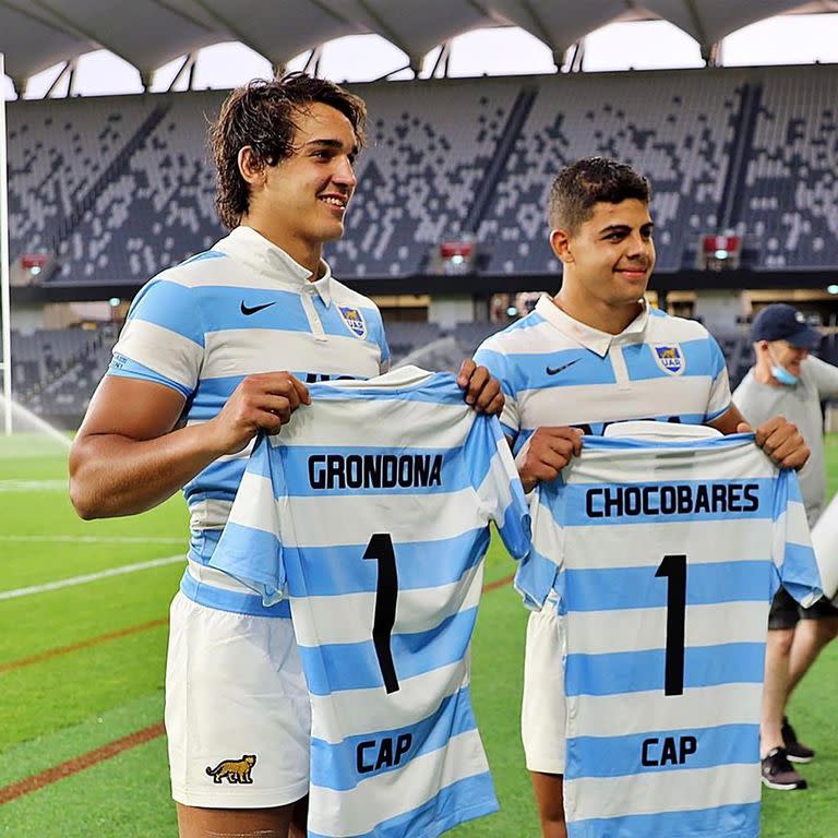 Santiago por dos: Grondona y Chocobares, con camisetas alusivas a su primera presencia en Los Pumas; fue en nada menos que la única victoria argentina sobre All Blacks, el 14 de noviembre último en Sydney, Australia, por el Rugby Championship.