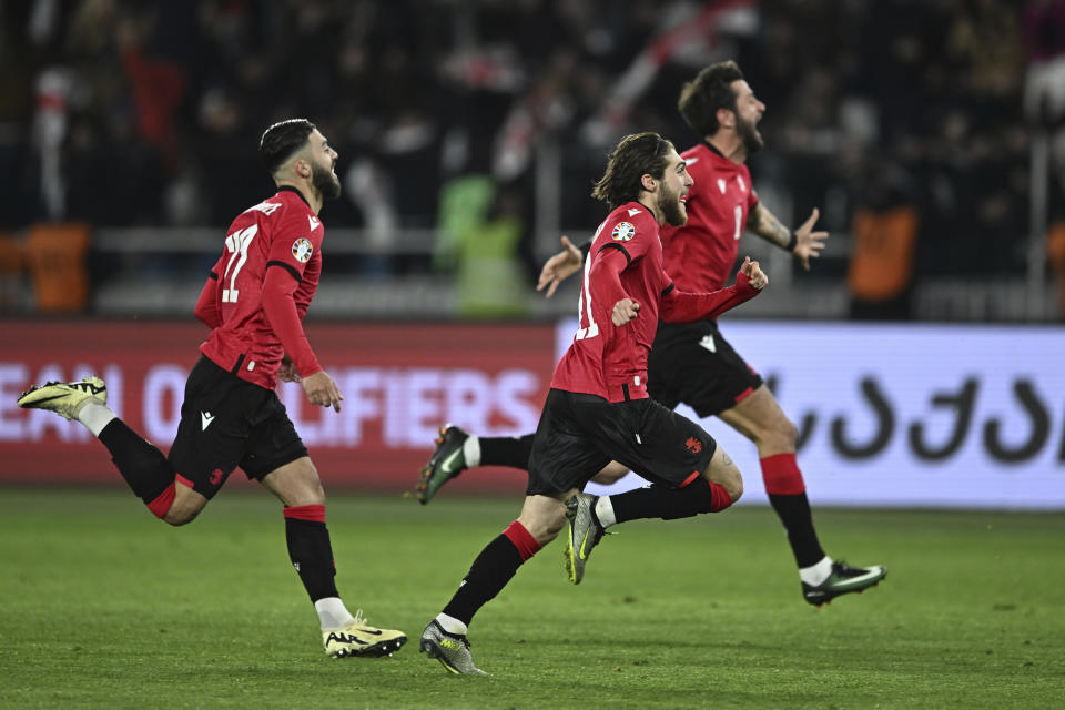 Jugadores de Georgia celebran tras ganar la tanda de penales ante Grecia en el repechaje al Campeonato Europeo de Alemania 2024 el martes 26 de marzo del 2024. (AP Foto/Tamuna Kulumbegashvili)