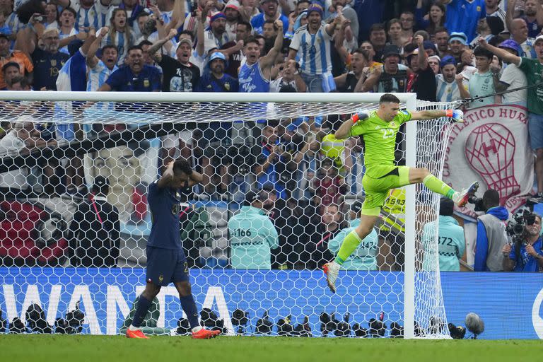 Argentine goalkeeper Emiliano Martínez celebrates following blocking the penalty from Frenchman Kingsley Coman, in the shootout that defined the World Cup final on Sunday, December 18, 2022, in Lusail, Qatar (AP Photo/Natacha Pisarenko)