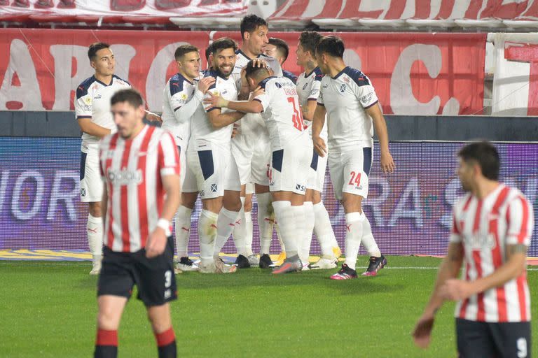 Escena del partido que disputan Estudiantes de La Plata e Independiente