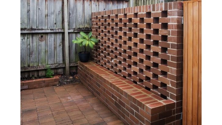 Manfaatkanlah batu bata sebagai pagar rumah klasik (foto: Archdaily)