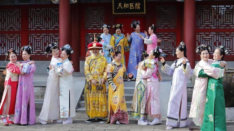 中國上海16名大媽因退休生活太無聊，便開始拍起《甄嬛傳》，引起不少話題。（翻攝自網易新聞）