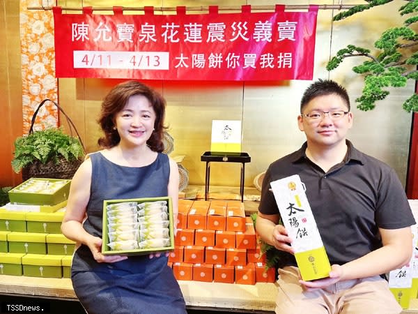 陳允寶泉總經理翁羿琦發起太陽餅義賣活動，捐助花蓮地震災區。（記者張淑珠攝）