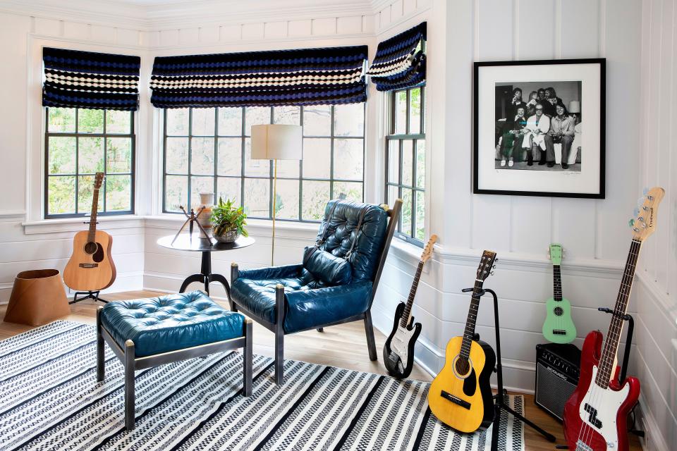The office provides a comfortable place in which the owners can pursue their hobbies, Galli notes. The leather lounge chair, by The Bright Group, and the photography, by Terry O’Neal, are testaments to the owners’ passion for music. The fabric used for the Roman shades is by Malhia Kent.