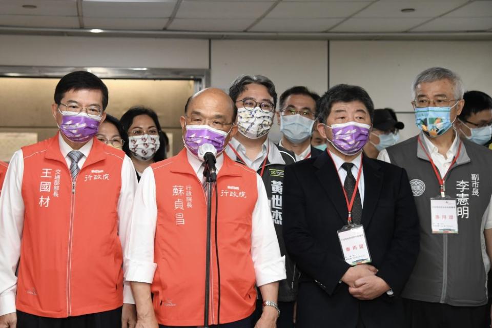 蘇貞昌院長三十一日到桃園國際機場視察並慰勉防疫工作人員。（行政院提供）