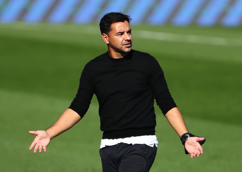 FOTO DE ARCHIVO: El entrenador del Huesca, Míchel, durante un partido de Liga contra el Real Madrid