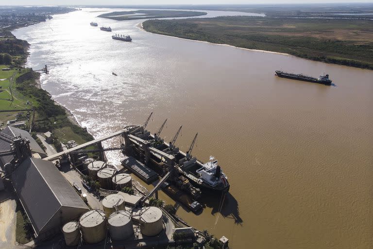 Los barcos pueden cargar bastante menos cereal debido a la bajante del rIo ParanA y la disminuciOn de calado en los puertos de la zona de San Lorenzo, Puerto San MartIn y Timbues, al norte de Rosario, lo que obliga a que el lecho del rIo deba ser dragado continuamente para que los barcos puedan circular. 
(Este barco esta cargando en la rada de VicentIn, al lado, vacIa, esta la rada de la planta de Molino