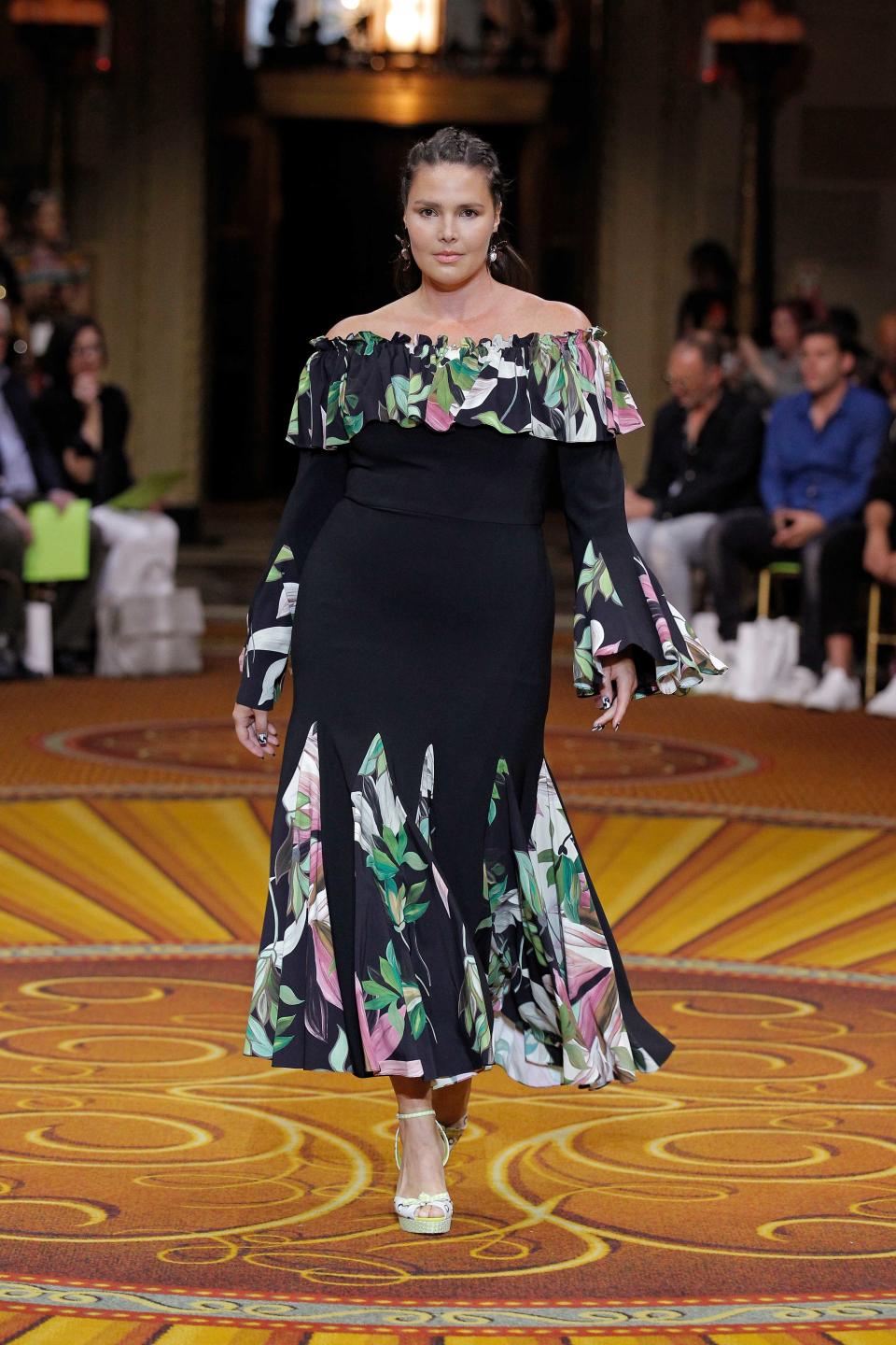 <p>Candice Huffine est devenue une habituée de la Fashion Week de New York, et on la voit ici défiler pour Christian Siriano vêtue d’une robe qui révèle ses épaules. (Photo: Getty Images) </p>