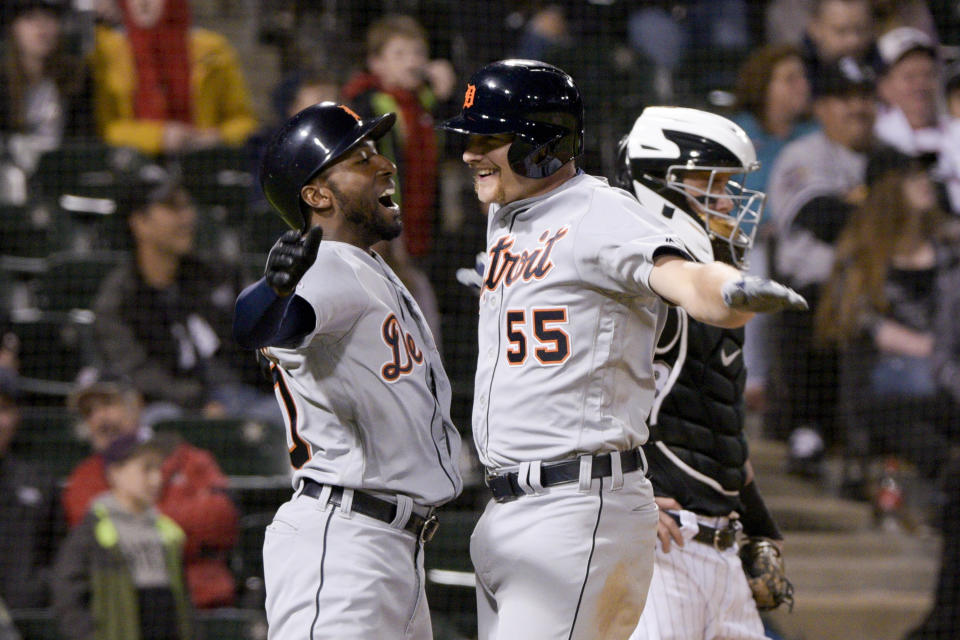 Travis Demeritte (50), de los Tigres de Detroit, felicita a su compañero John Hicks, quien conectó un jonrón de tres carreras ante los Medias Blancas de Chicago, el sábado 28 de septiembre de 2019 (AP Foto/Mark Black)