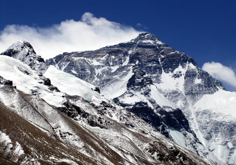 聖母峰是許多登山者裡心中最崇高的聖山。markhorrell