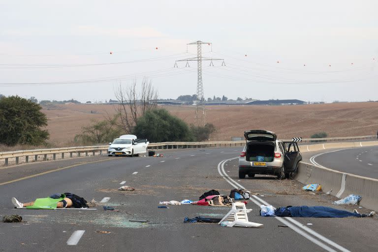 Cuerpos de israelíes tirados en una autopista cerca del kibutz Gevim, cerca de la frontera con Gaza el 7 de octubre tras el ataque de Hamas