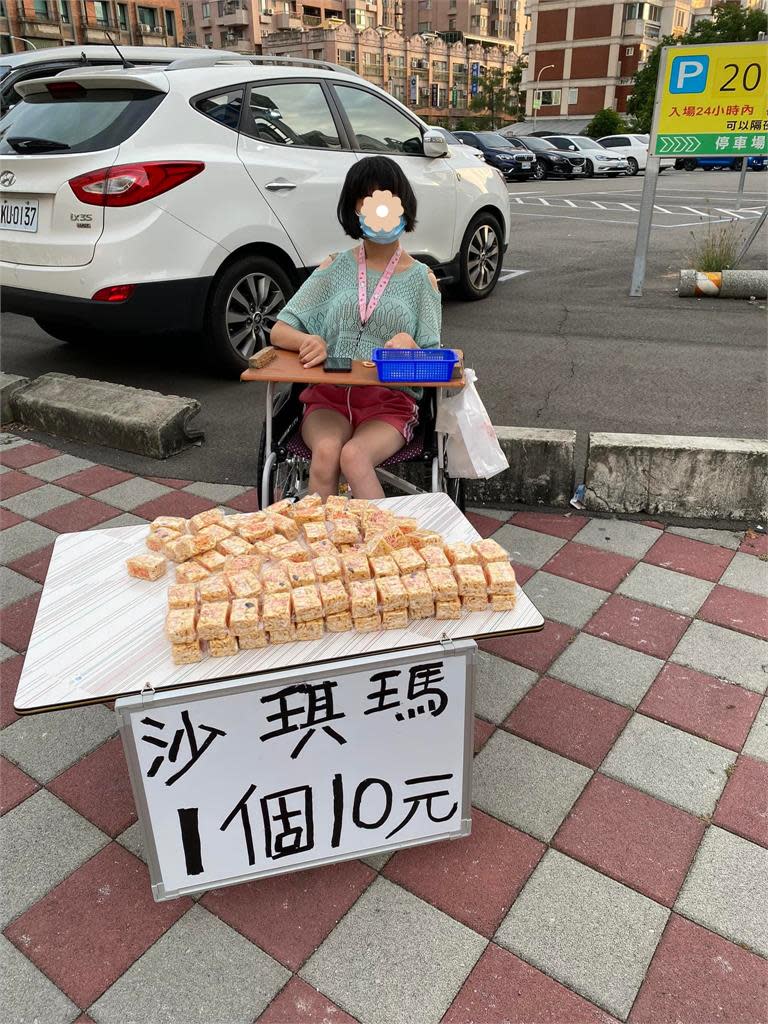 心疼！台中腦麻女孩路邊賣「10元沙琪瑪」　網號召掃攤：讓她早點回家