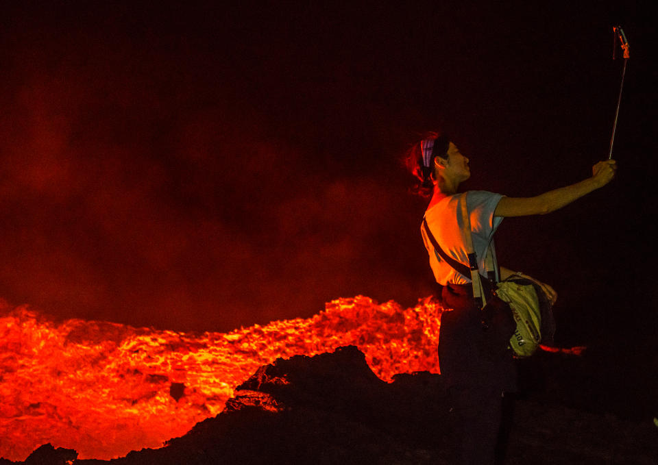 Una turista se toma un selfie en un volcán en Etiopía. Getty Images.