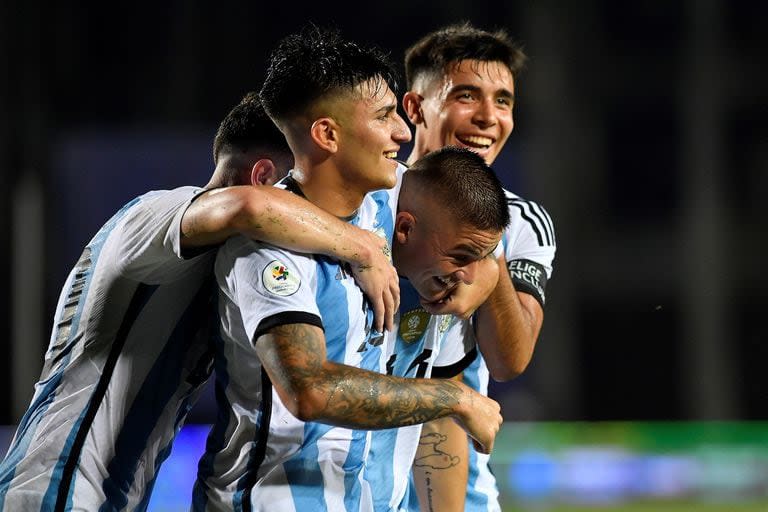 La selección argentina Sub 23 goleó 5 a 0 a Chile y se aseguró un lugar en el cuadrangular final del Preolímpico sudamericano