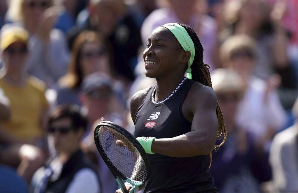 Coco Gauff celebra tras vencer a Bernarda Pera en la primera ronda del Abierto de Eastbourne el martes 27 de junio del 2023. (John Walton/PA via AP)