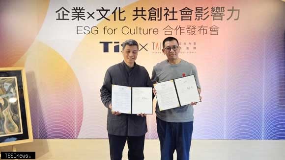 左為東友科技董事長黃育仁（左），右為文策院董事長蔡嘉駿（右）共同簽署「觸動文化影響力」合作意向書。