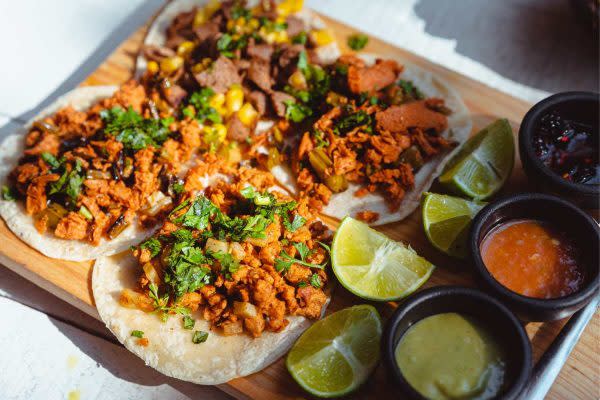 Tacos al pastor con cebolla y cilantro