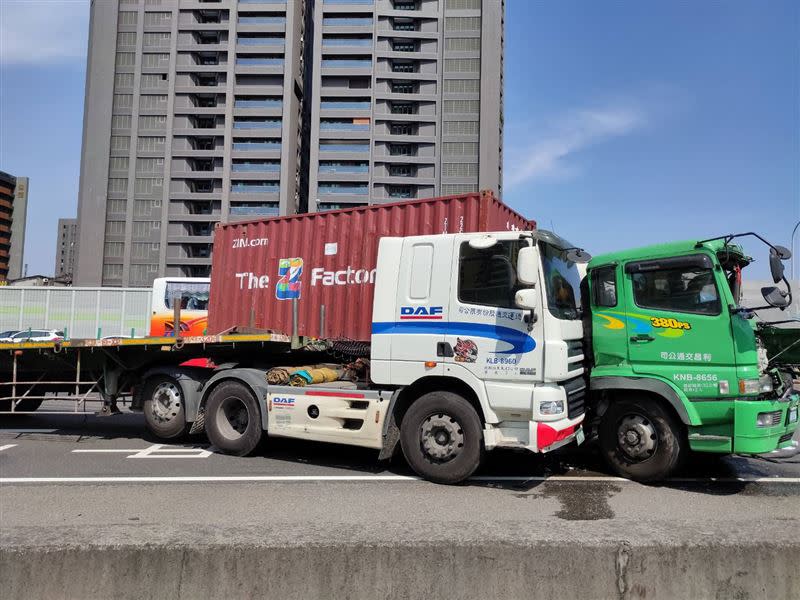 國道一號南向366.5K（建國路段）發生一起4輛大車事故。（圖／翻攝畫面）