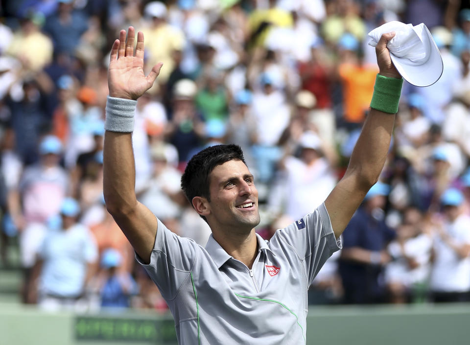 El serbio Novak Djokovic saluda al público tras derrotar 6-3, 6-3 al español Rafael Nadal durante la final masculina del Master de Miami, el domingo 30 de marzo de 2014, en Key Biscayne, Florida. (AP Foto/J Pat Carter)