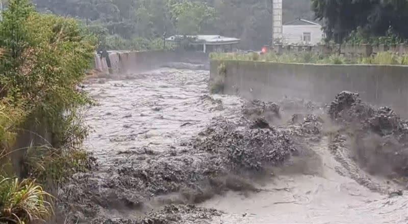 卡努颱風帶來豪雨釀災，南投仁愛鄉廬山塔羅灣溪暴漲，多處爆發土石流。(圖／翻攝畫面)