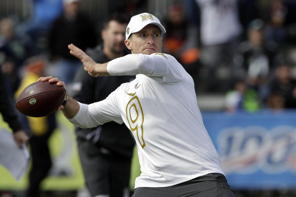 El quarterback Drew Brees de los Saints de Nueva Orleans lanza un pase durante un entrenamiento para el Pro Bowl de la NFL, el miércoles 22 de enero de 2020, en Kissimmee, Florida. (AP Foto/Chris O'Meara)