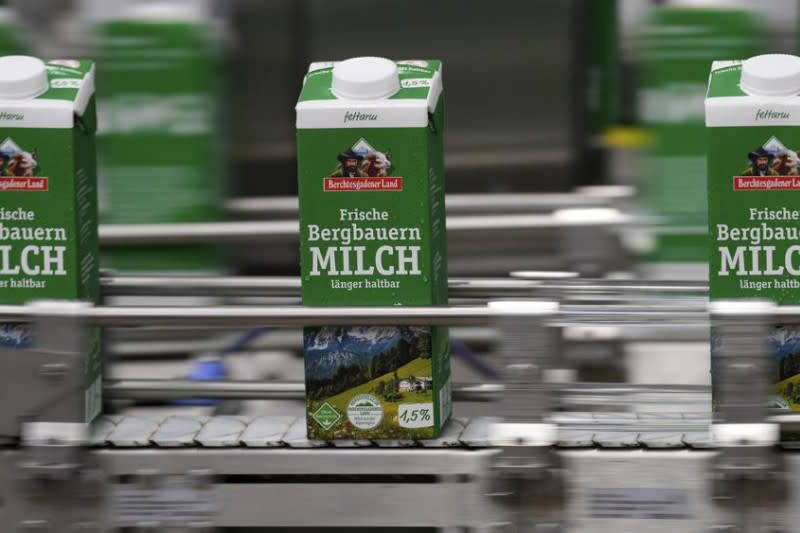 2022年7月15日，德國慕尼黑郊外的大型酪農合作社「Molkerei Berchtesgadener Land」生產線上的牛奶（美聯社）