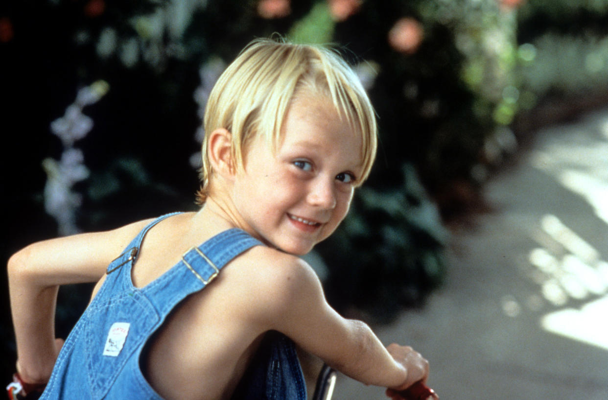 Mason Gamble montando un triciclo en una escena de la película 'Daniel el travieso', 1993. (Foto de Warner Bros/Getty Images)