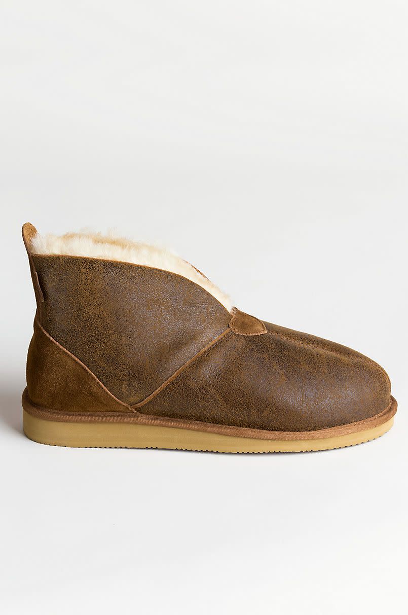 <p><a href="https://go.redirectingat.com?id=74968X1596630&url=https%3A%2F%2Fwww.overland.com%2Fproducts%2Fmens-gunner-australian-merino-sheepskin-slippers-with-arch-53115&sref=https%3A%2F%2Fwww.menshealth.com%2Fstyle%2Fg28541900%2Fbest-slippers-for-men%2F" rel="nofollow noopener" target="_blank" data-ylk="slk:Shop Now;elm:context_link;itc:0;sec:content-canvas" class="link ">Shop Now</a></p><p>Gunner Australian Merino Sheepskin Slippers</p><p>overland.com</p><p>$125.00</p>