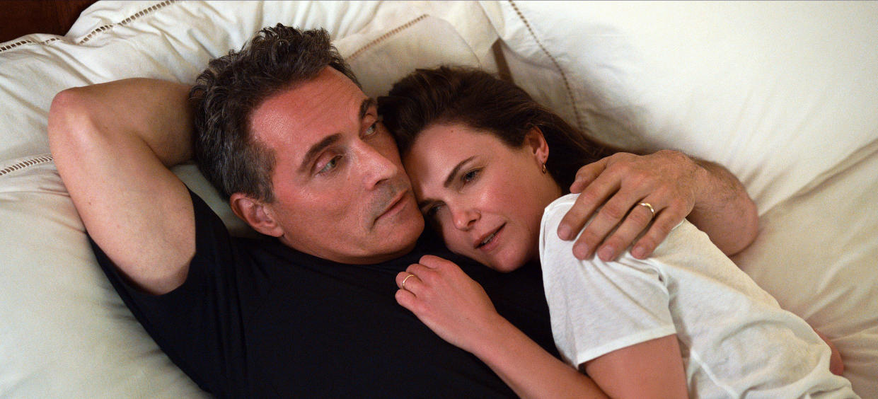 Rufus Sewell as Hal Wyler and Keri Russell as Kate Wyler in 