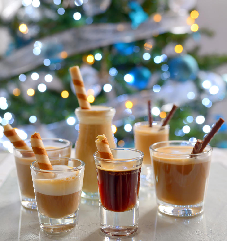 <p>Eine mindestens genauso schmackhafte Kalorienbombe ist mit Sicherheit der Spekulatius-Likör. Für den Weihnachtsdrink Korn, Spekulatius-Gewürzmischung, Nutella und Puderzucker miteinander vermischen. Schlagsahne leicht steif schlagen und unterheben, heiß genießen. (Bild: ddp Images) </p>