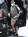 <p>Robert De Niro unloads his car on Wednesday in N.Y.C.</p>